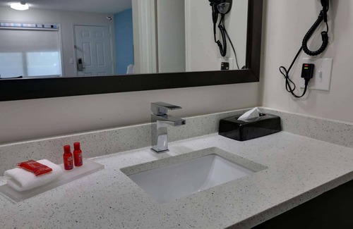 Calhoun Hotel | Travelodge by Wyndham Calhoun South I-75