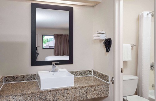 Peoria Hotel | Travelodge by Wyndham Peoria