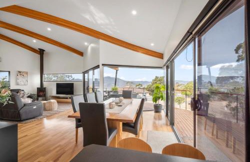 Rosetta Haus | Tree Top Views - Magnificent 4 Bedroom House - 3 Minutes to MONA