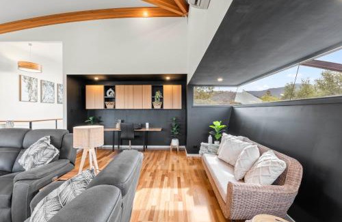 Rosetta Haus | Tree Top Views - Magnificent 4 Bedroom House - 3 Minutes to MONA