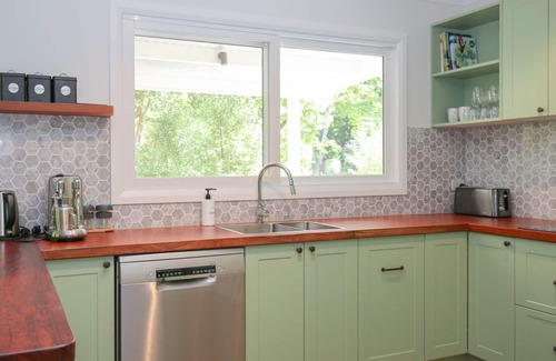 Wandiligong Haus | Tree View Cottage - Tranquil on the creek