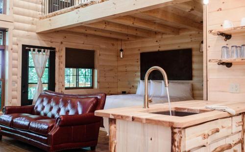 Millersburg Haus | Treehouse #1 by Amish Country Lodging