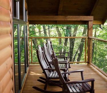 Millersburg Haus | Treehouse #1 by Amish Country Lodging