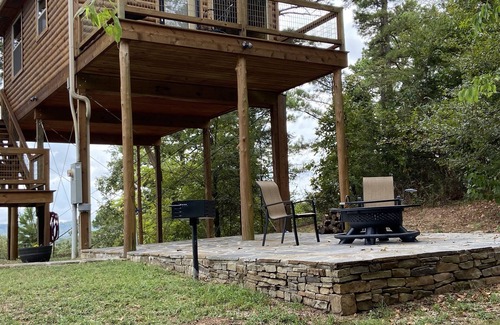 Paris Kabine | Treehouse/cabin with an amazing view of Mount Magazine