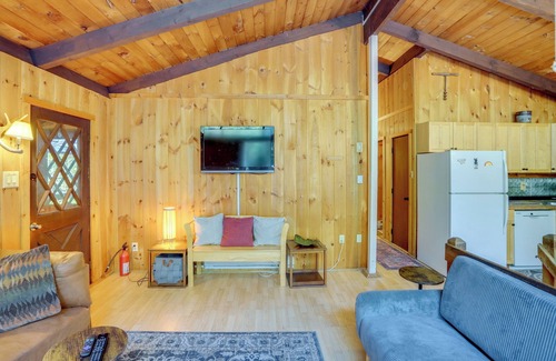 West Dover Kabine | Treehouse Chalet Near Mt. Snow w/ On-Site Trails!