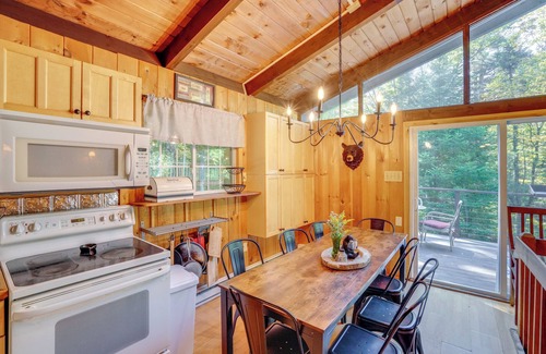 West Dover Kabine | Treehouse Chalet Near Mt. Snow w/ On-Site Trails!