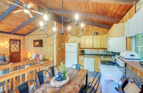 West Dover Kabine | Treehouse Chalet Near Mt. Snow w/ On-Site Trails!