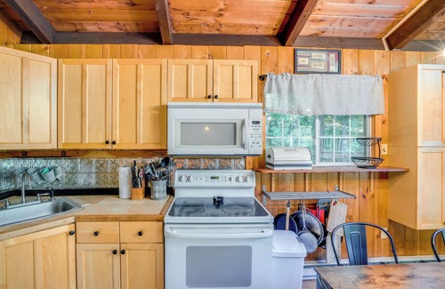 West Dover Kabine | Treehouse Chalet Near Mt. Snow w/ On-Site Trails!