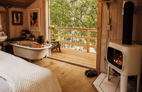 South Londonderry Kabine | Treehouse lifted up over a stocked trout pond up in the beautiful birch trees!