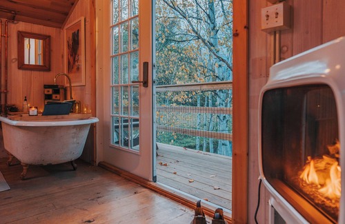 South Londonderry Kabine | Treehouse lifted up over a stocked trout pond up in the beautiful birch trees!