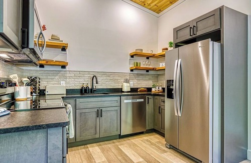 Wears Valley Kabine | Forest Treehouse W/ Hot Tub, Games & Hammock Deck near Cades Cove in Townsend