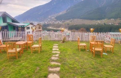 New Manali Skihütte | Treehouse near mall rd for 4 person