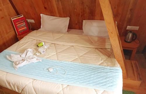 New Manali Skihütte | Treehouse near mall rd for 4 person