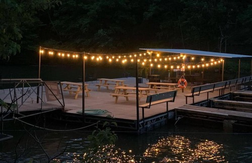 Village of Four Seasons Kabine | Treetop, 2 pools, dock, hot tub!