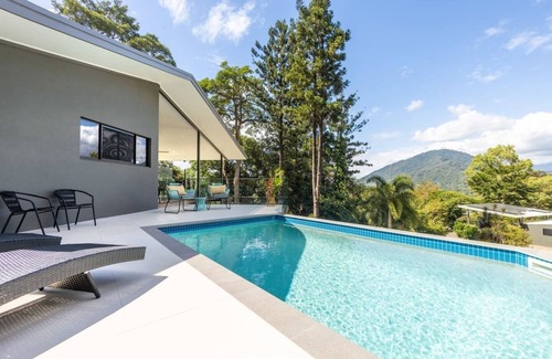 Brinsmead Haus | Treetops Retreat: A Serene Rainforest Escape with Mountain Views