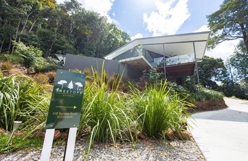 Brinsmead Haus | Treetops Retreat: A Serene Rainforest Escape with Mountain Views