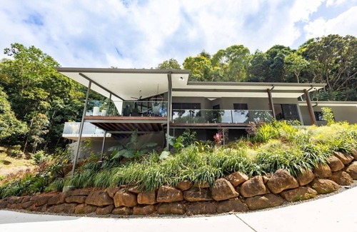 Brinsmead Haus | Treetops Retreat: A Serene Rainforest Escape with Mountain Views