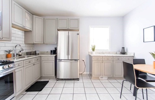 Logan Square Wohnung | ❤️ Trendy 2BR Apartment am Logan Square!
