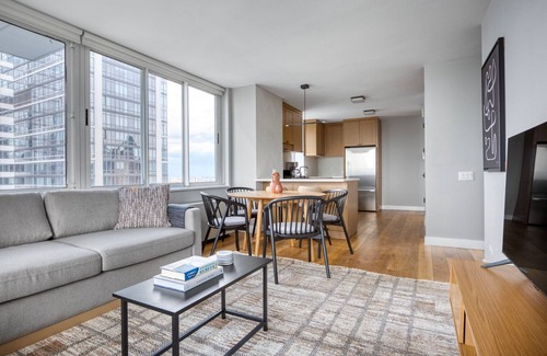 Hell's Kitchen Wohnung | Trendy Midtown West 2BR w/ Gym & W/D, nr Museum & Park, by Blueground