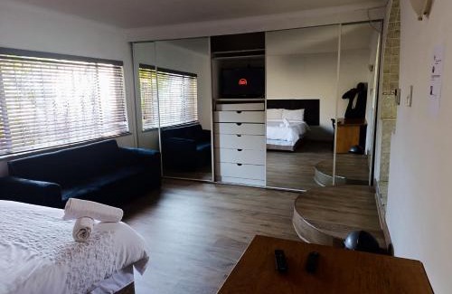 Kempton Park Haus | TRIANGLE STARS Guest House