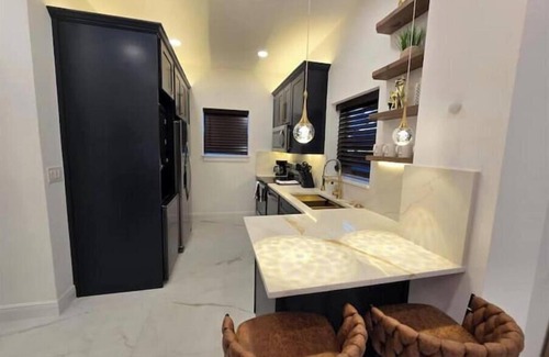 College Park Haus | Triplex Sleeps17 CollegePark Golf 5min to Downtown