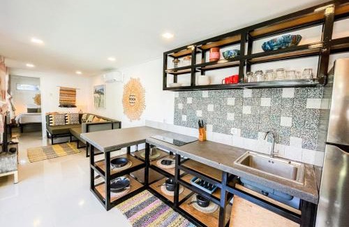 Selong Belanak Wohnung | Tropical 2BR Escape & Walk to Selong Belanak Beach