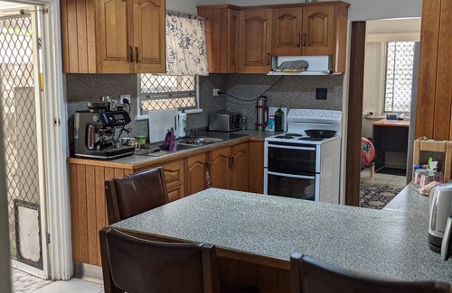 Railway Estate Haus | Tropical 3bed home with spa & yard