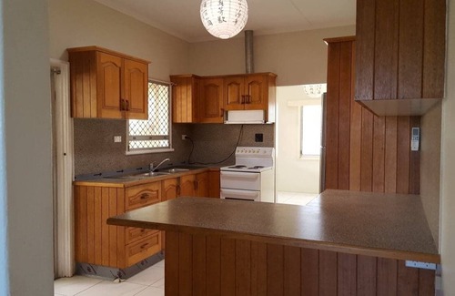 Railway Estate Haus | Tropical 3bed home with spa & yard