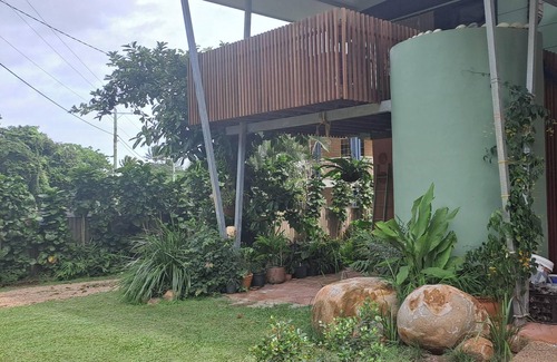 Mission Beach Wohnung | Tropical Green Haven. Small centrally located self-contained apartment .