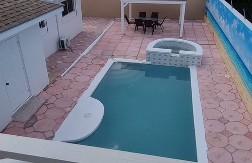 Nassau Haus | Tropical Haven. Your home away from home to relax and enjoy the island breeze.
