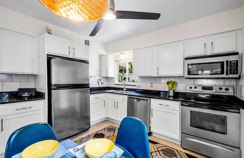 Middle River Terrace Haus | Tropical Heated Pool+Hot Tub! 1 Mile To Beach!