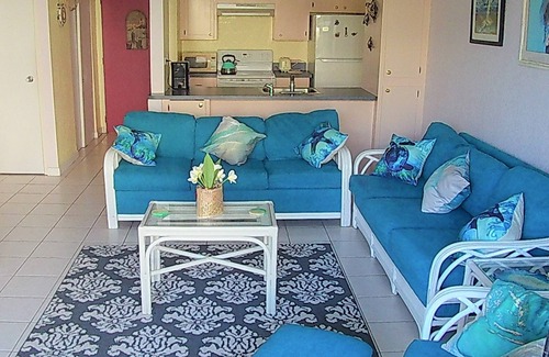 Williams Town Eigentumswohnung | Tropical Oasis: Ocean View ~ Pool & Bar ~ Family-Friendly