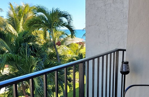 Williams Town Eigentumswohnung | Tropical Oasis: Ocean View ~ Pool & Bar ~ Family-Friendly