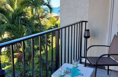 Williams Town Eigentumswohnung | Tropical Oasis: Ocean View ~ Pool & Bar ~ Family-Friendly