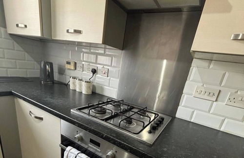 Swindon Haus | Trowbridge Close Long stay-parking-WiFi-Sleeps7