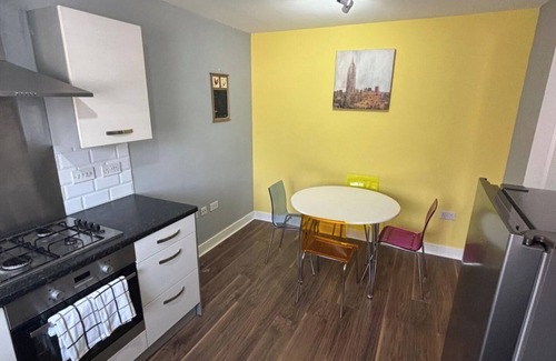 Swindon Haus | Trowbridge Close Long stay-parking-WiFi-Sleeps7