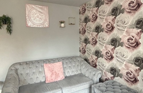 Swindon Haus | Trowbridge Close Long stay-parking-WiFi-Sleeps7