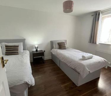 Swindon Haus | Trowbridge House Long Stays Free Parking and Wifi