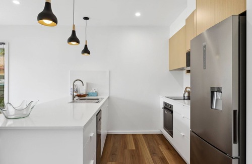 Woolgoolga Haus | Tucked away but central to shops, restaurants, cafes, pub, clubs, is our modern contemporary house.