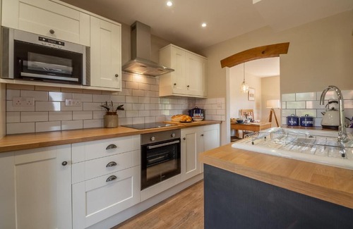 Aylsham Haus | Tudor Rose