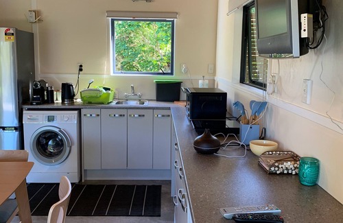 Tutukaka Hütte | Tui Cottage Private rural retreat with elevated views to the ocean