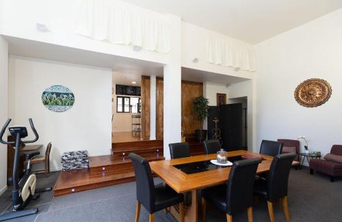 Oakura Bed & Breakfast | Tui Lodge Oakura