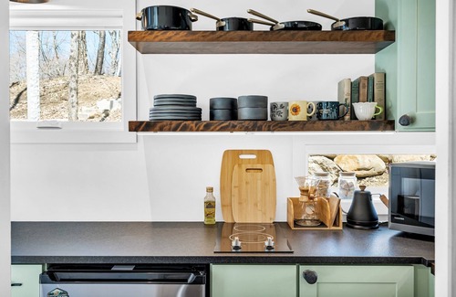 Weld Kabine | Tumbledown Tiny Home w/ Hot Tub! Awesome hiking area!