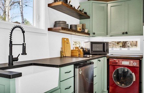 Weld Kabine | Tumbledown Tiny Home w/ Hot Tub! Awesome hiking area!