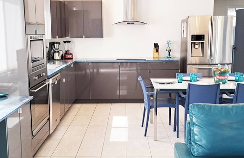 Bushiri Haus | Türkis Villa 3 Schlafzimmer / 2 Bäder in der Nähe von Eagle Beach