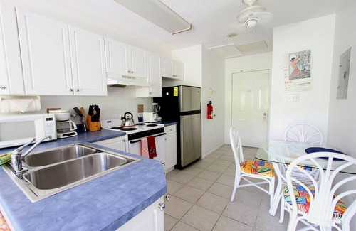 Bodden Town Wohnung | Voll ausgestattet mit Küche, am Strand, Mietwagen inklusive! Ab 799 USD / Woche!