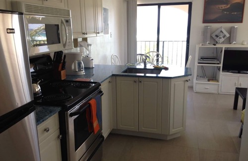 Bodden Town Wohnung | Turtle Nest Inn, Prime Beachfront Apt, Rental Car Included 1399/week