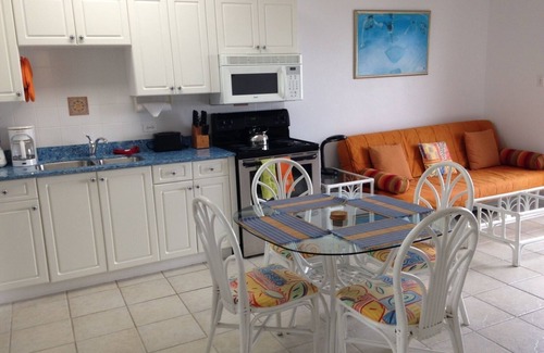 Bodden Town Wohnung | Turtle Nest Inn, Prime Beachfront Apt, Rental Car Included 1399/week