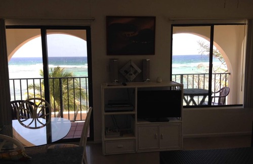 Bodden Town Wohnung | Turtle Nest Inn, Prime Beachfront Apt, Rental Car Included 1399/week