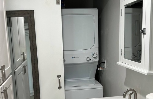 Boardwalk Hütte | Turtle Tracks Tiny House One bed one bath one block to beach. Quiet and private